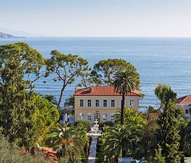 Une maison au bord de la mer sur la côte d'Azur